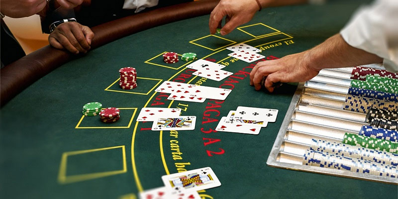 So sánh luật chơi của xì tố và poker